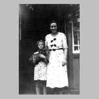 071-0088 Martha Klimach mit Irene und Hansi vor der -Gruenen Laube- 1936.JPG